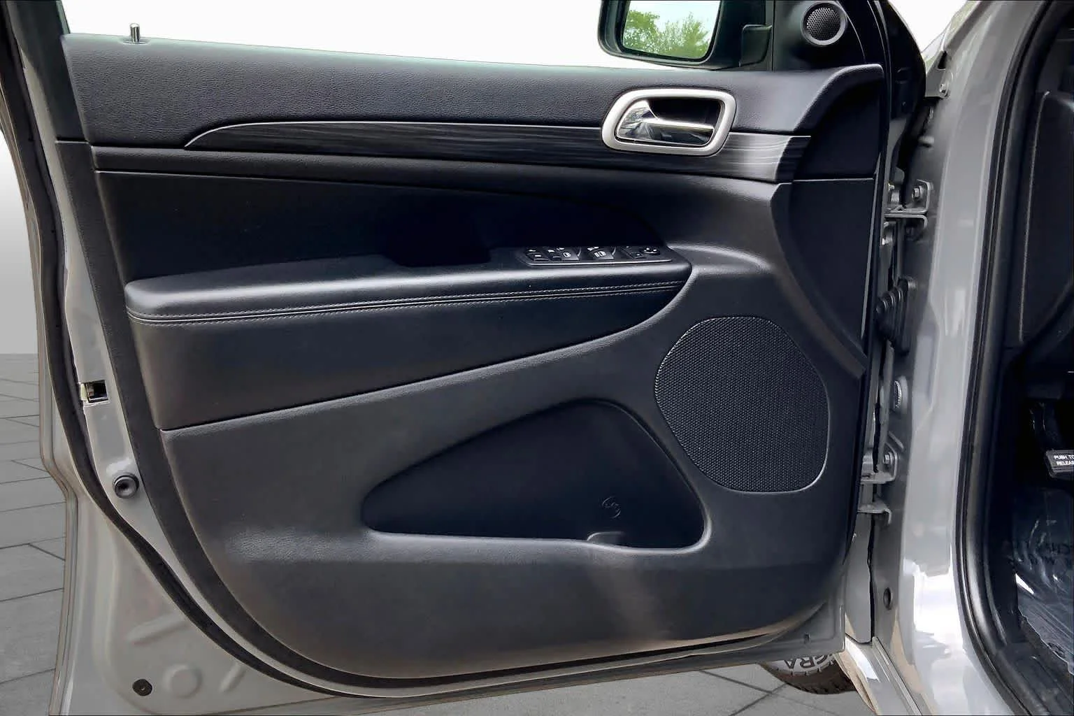 Used 2019 Sting-Gray Clearcoat Jeep Altitude image 21