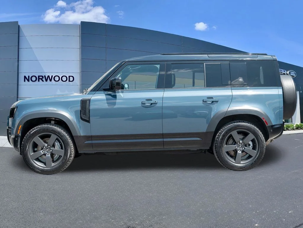 Used 2022 Blue Land Rover X-Dynamic HSE image 7