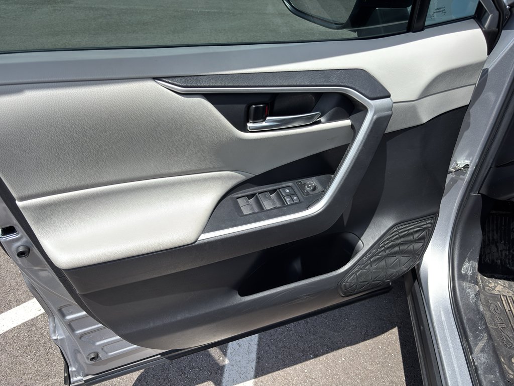 Used 2022 Silver Sky Metallic Toyota XLE image 9