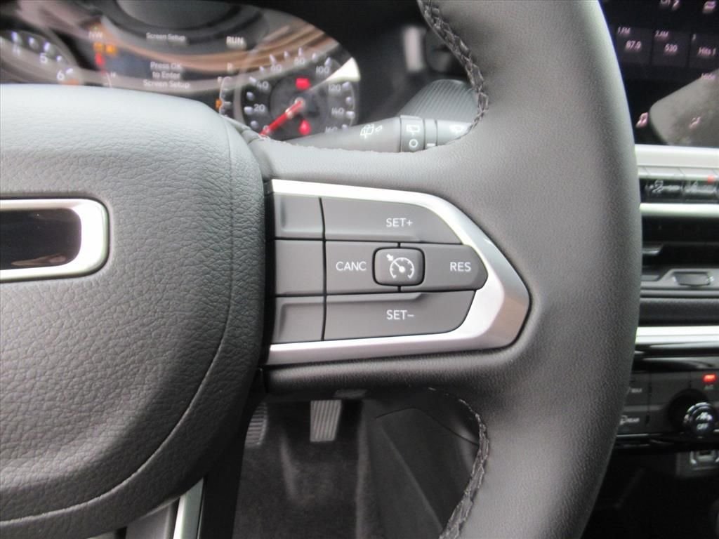 New 2026 Silver Zynith Metallic Clearcoat Jeep Latitude image 19