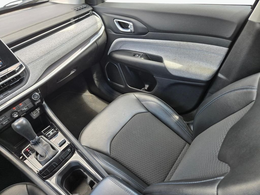 Used 2022 Silver Jeep Latitude image 21