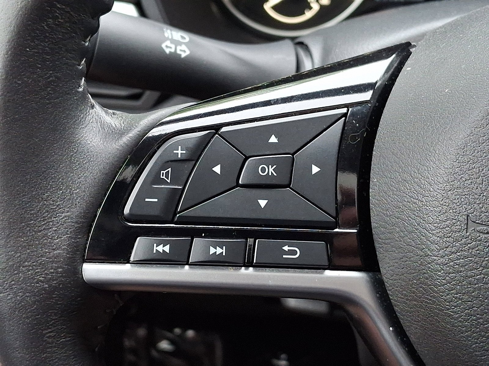 Used 2023 Super Black Nissan 2.5 SV image 21