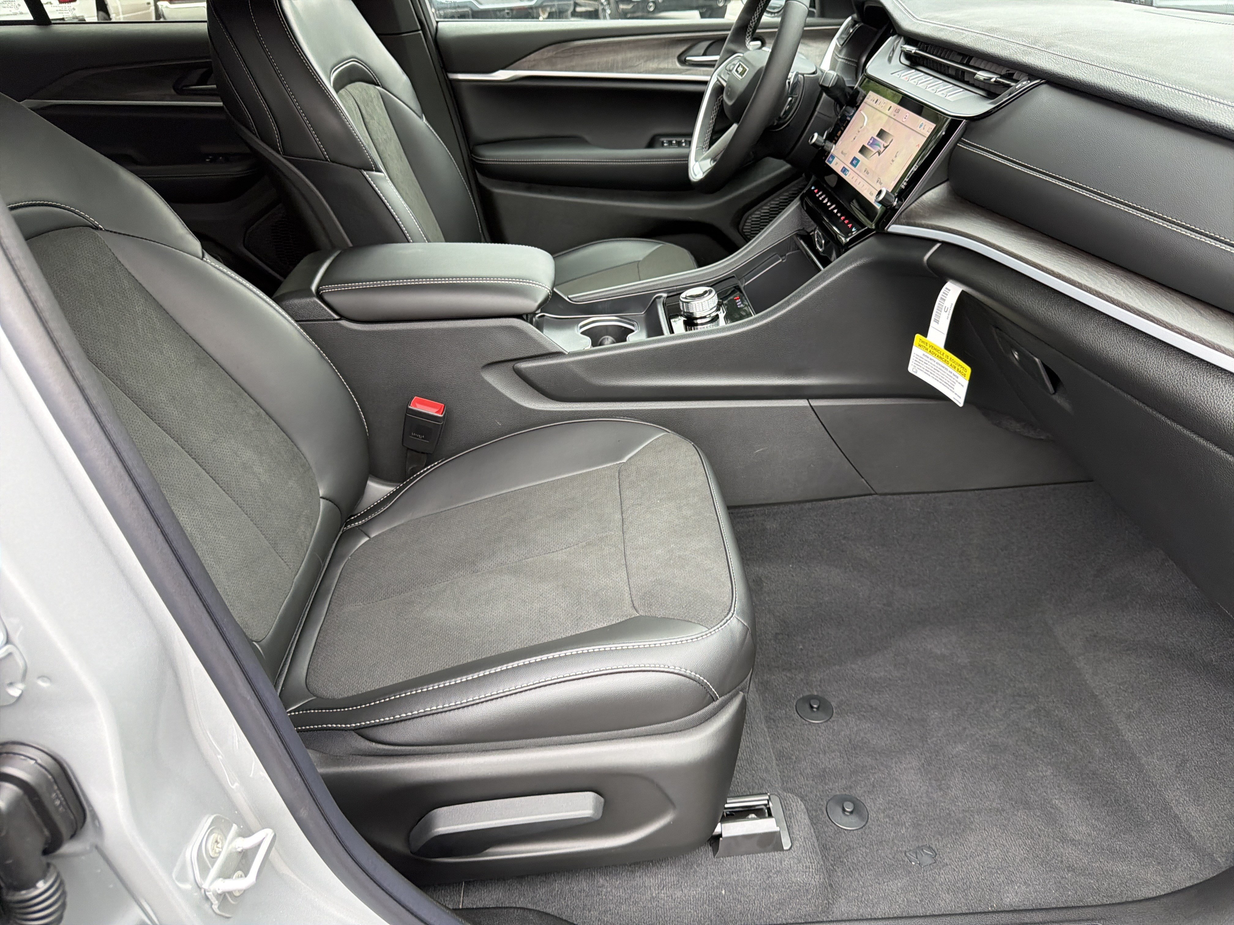 New 2026 Silver Zynith Exterior Paint Jeep Altitude image 16