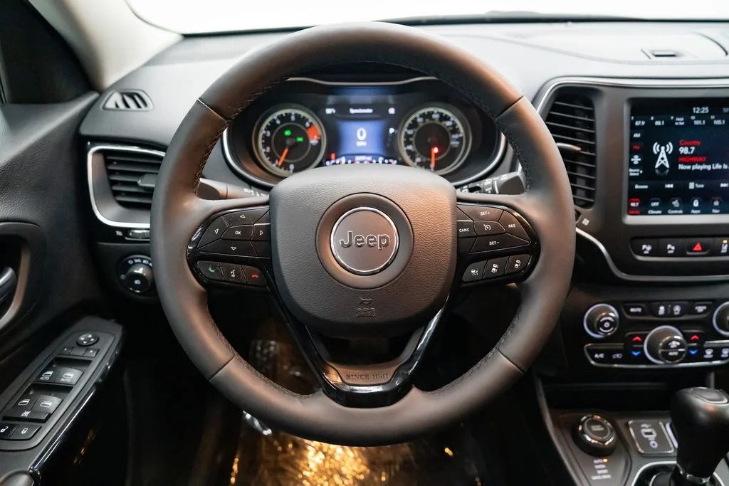 Used 2023 White Jeep Altitude image 14