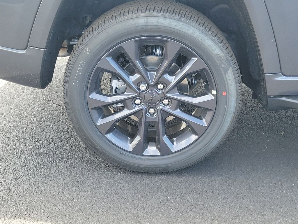New 2026 Baltic Gray Metallic Clear-Coat Exterior Paint Jeep Limited Reserve image 5