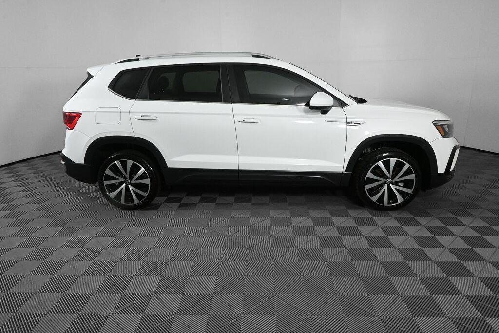 Used 2022 Pure White Volkswagen SE image 24