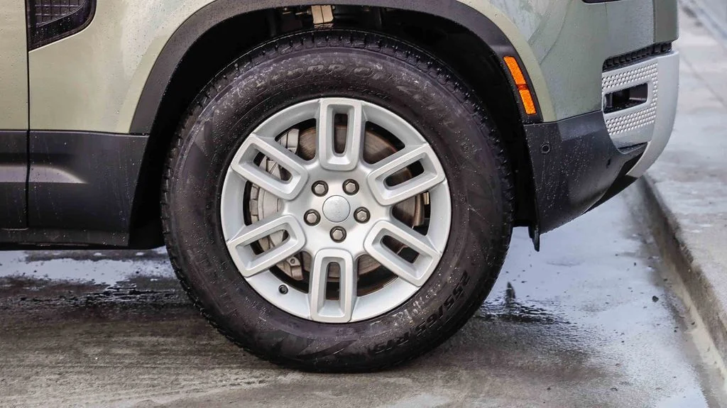 Used 2024  Land Rover S image 11
