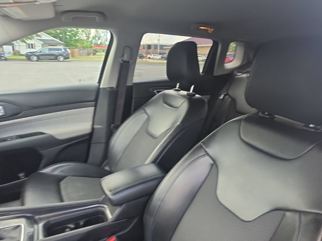 Used 2022 Gray Jeep Latitude FWD image 25