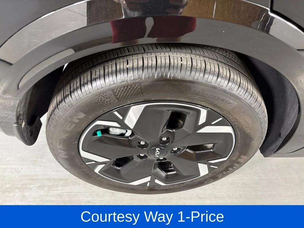 Used 2025 Black Kia Wind image 13