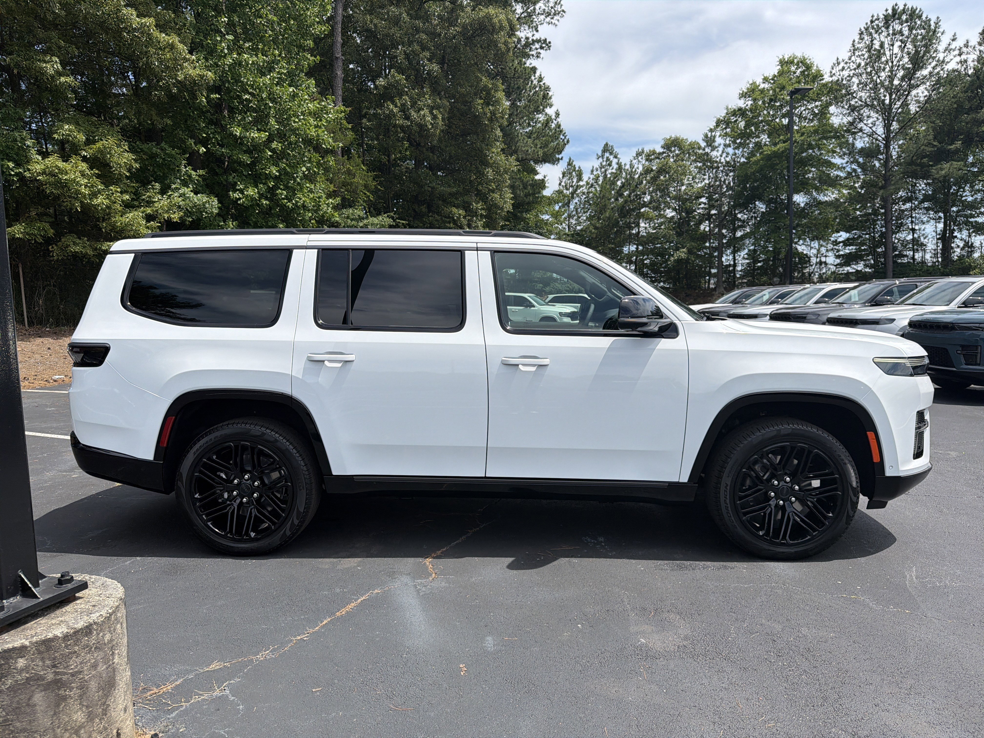 New 2026 Bright White Clear-Coat Exterior Paint Jeep Limited Reserve image 9