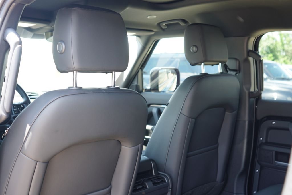 Used 2025 Black Land Rover S image 26