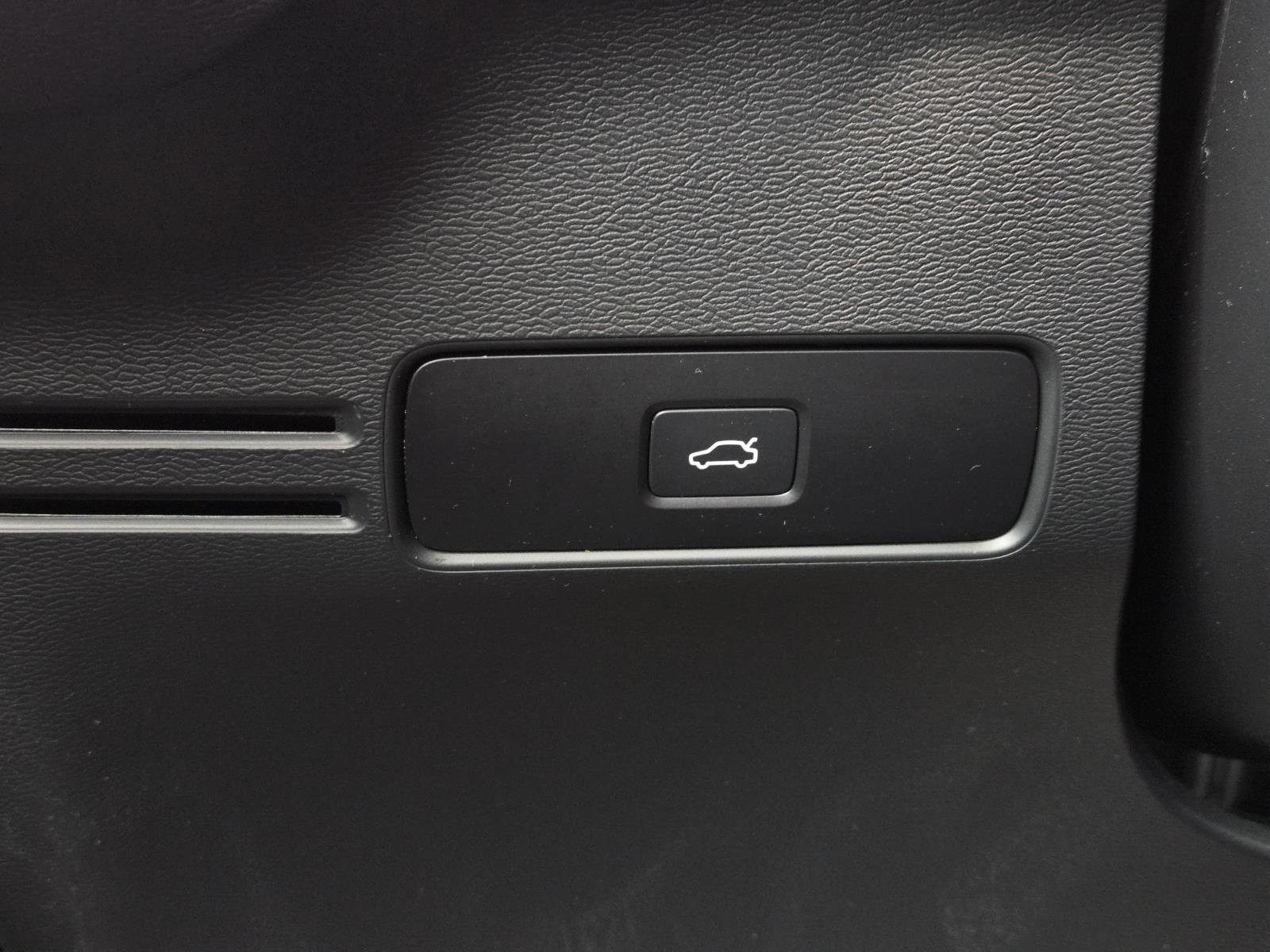 Used 2025 Crystal White Pearl Volvo Plus Dark Theme image 23
