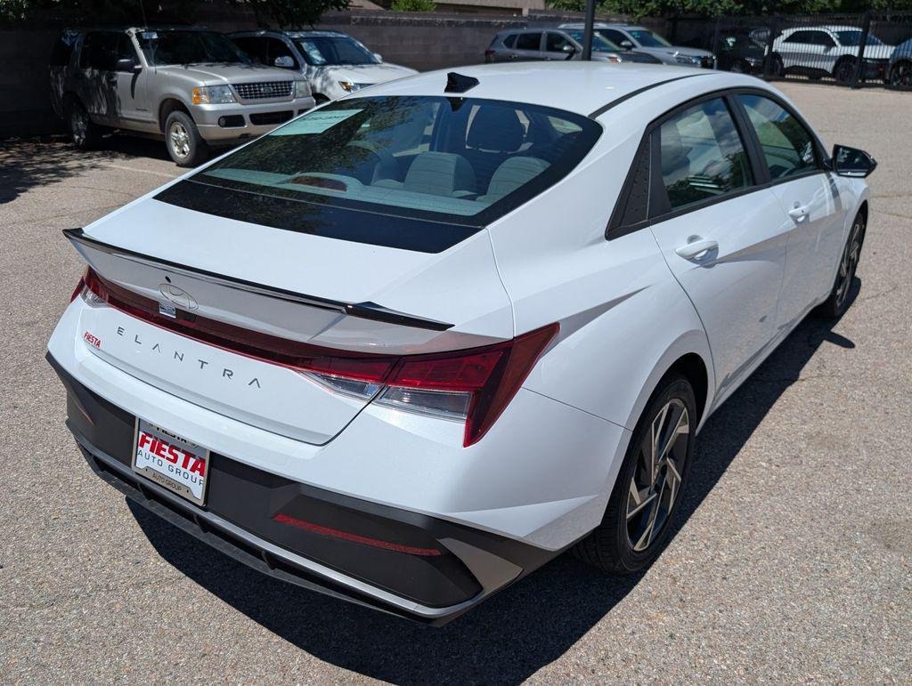 2025 Hyundai Elantra SEL - Photo 6