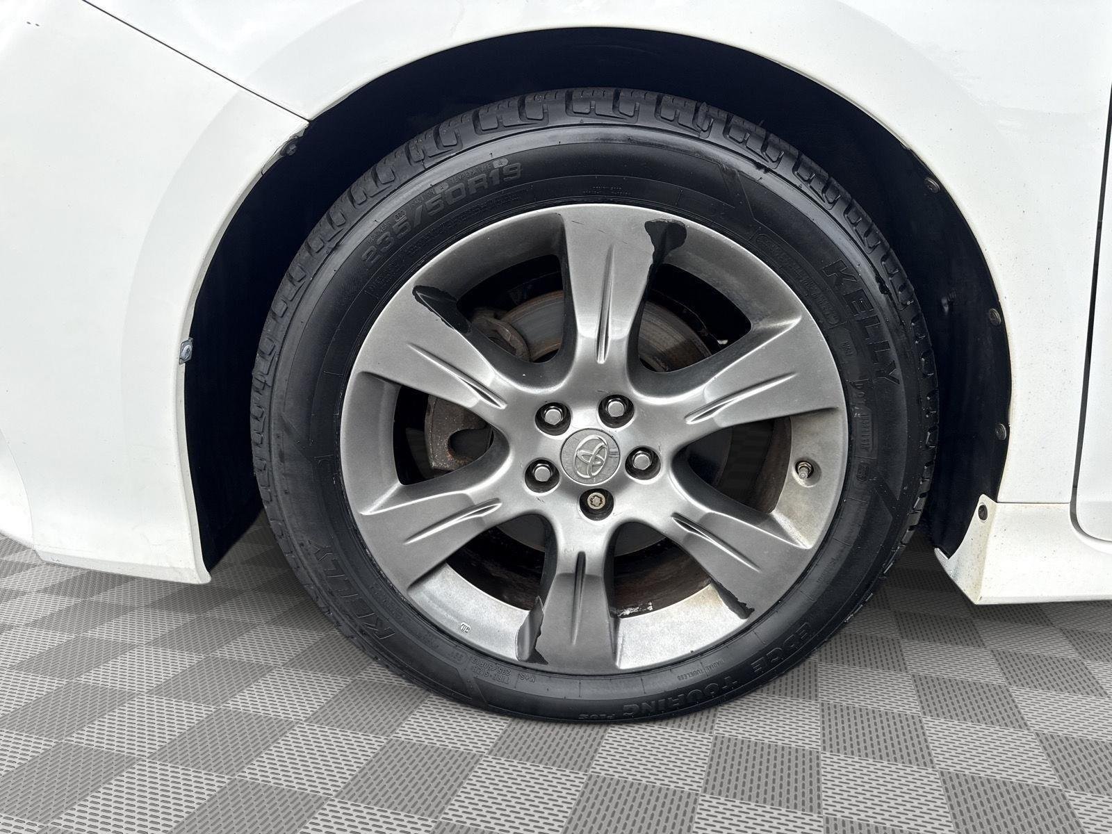 Used 2015 Super White Toyota SE Premium image 19