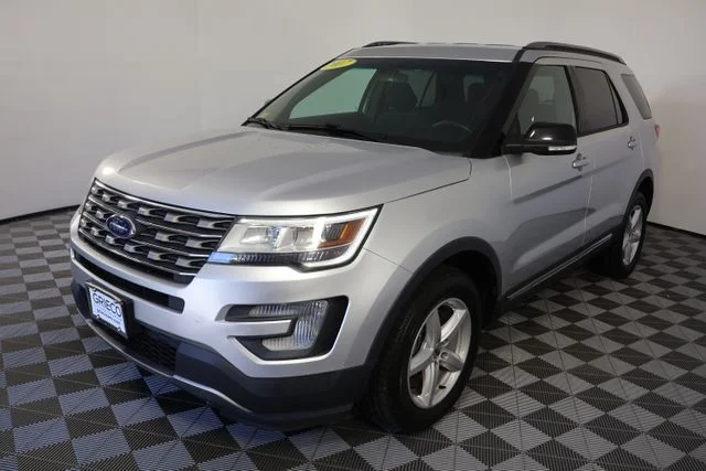 Used 2017 Silver Ford XLT image 4