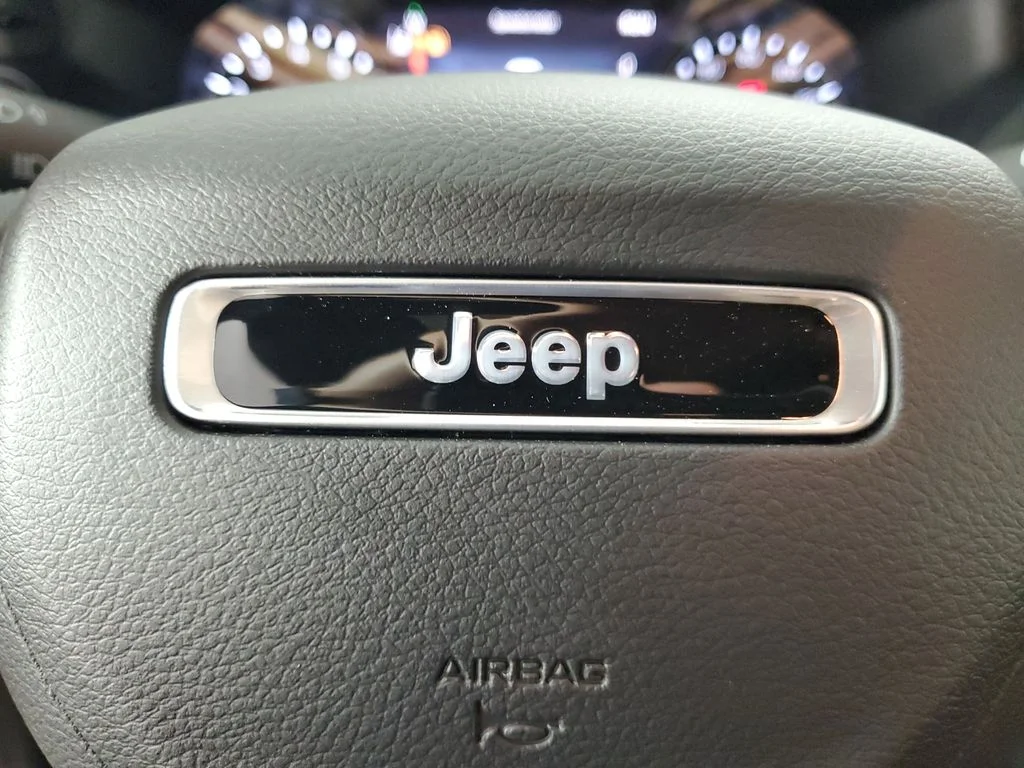 New 2026 Red Hot Pearl-Coat Exterior Paint Jeep Latitude image 21