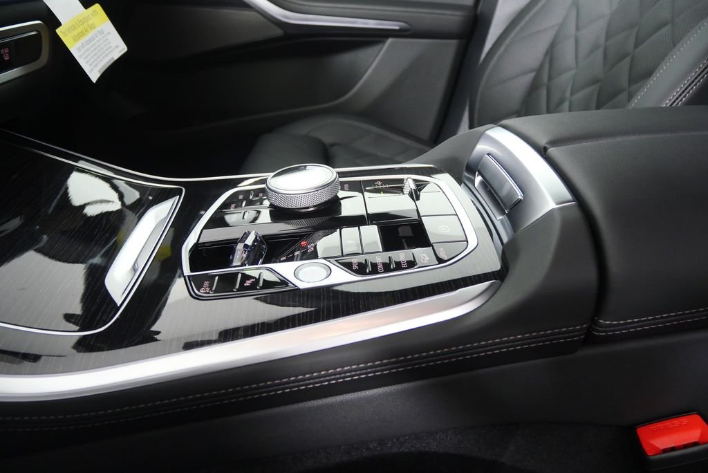Used 2026 Skyscraper Grey Metallic BMW M60i image 22