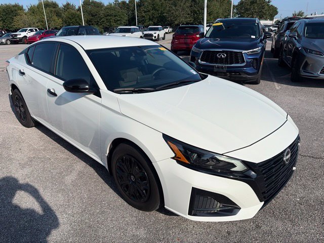 Used 2025 White Nissan 2.5 S image 3