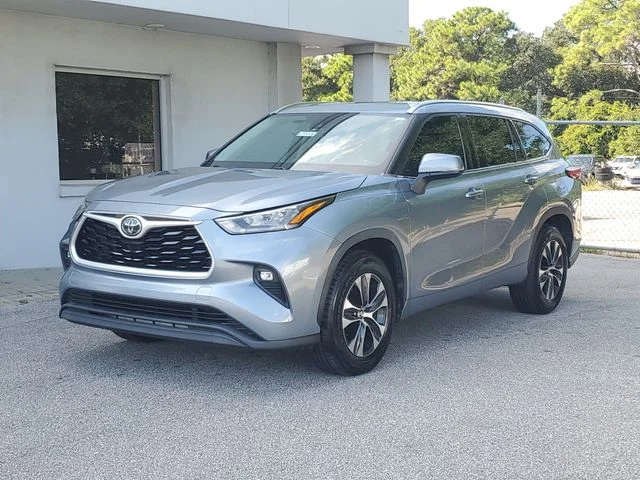 Used 2020  Toyota XLE image 13