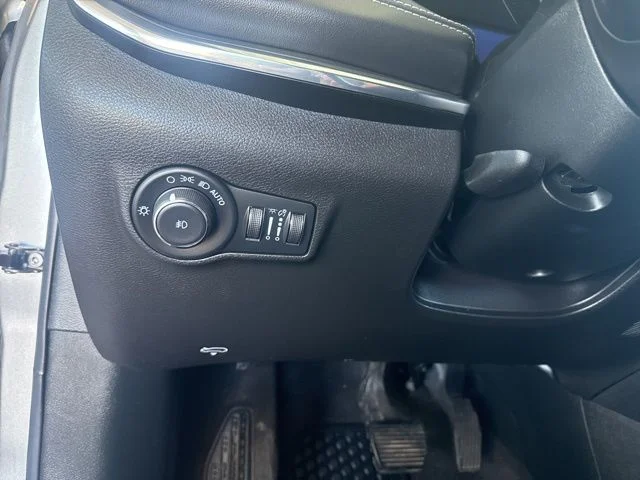 Used 2022 Silver Jeep High Altitude image 14