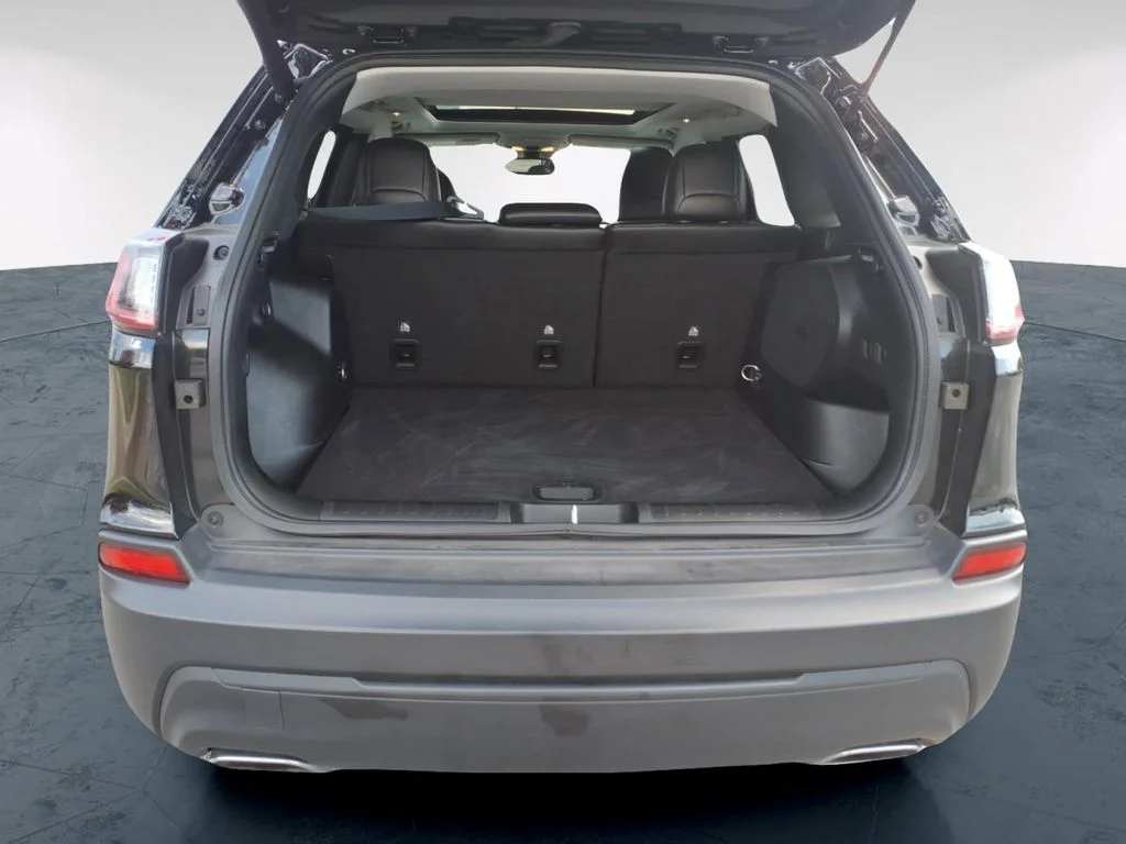 Used 2022 Black Jeep Latitude Lux image 8
