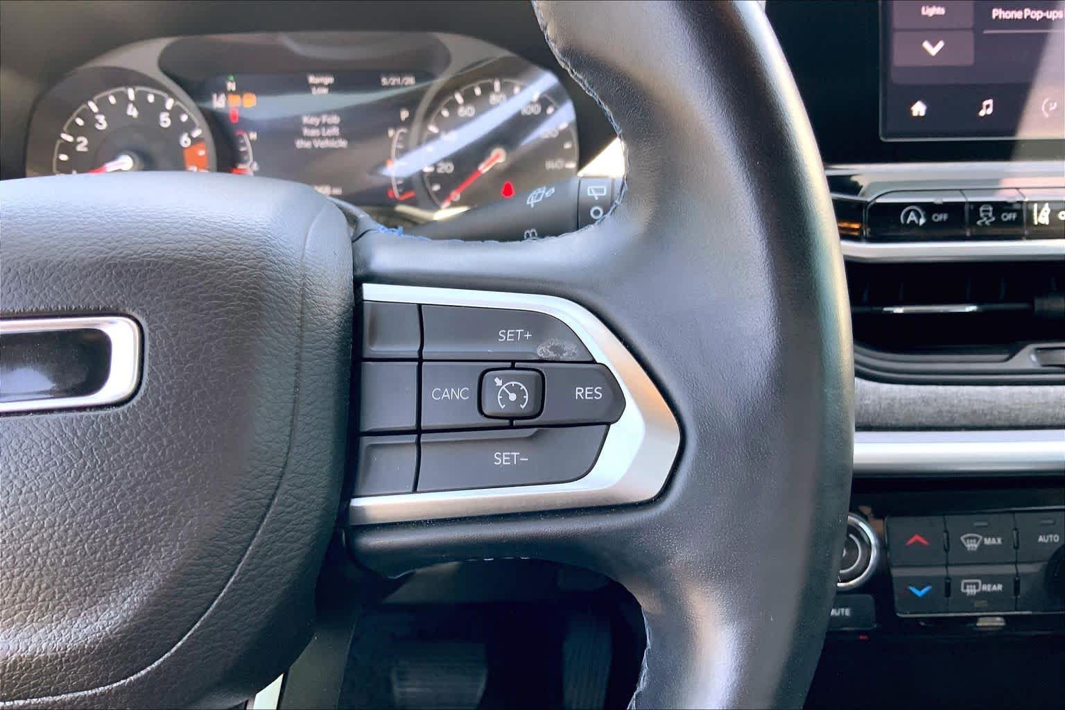 Used 2022 Diamond Black Crystal Pearlcoat Jeep Latitude image 22