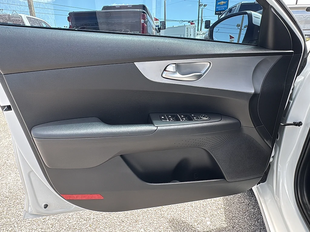 Used 2023 Snow White Pearl Kia  image 29