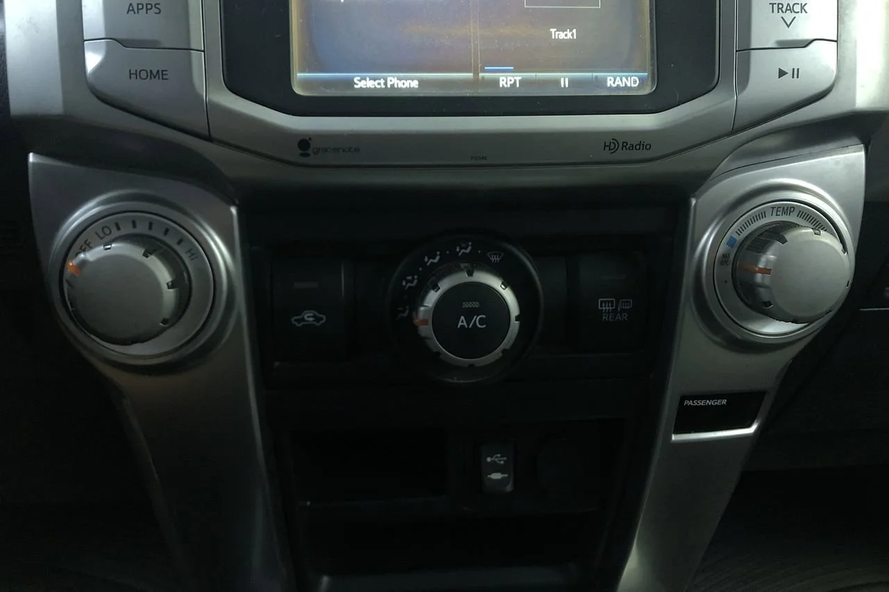 Used 2014 Nautical Blue Pearl Toyota SR5 image 25