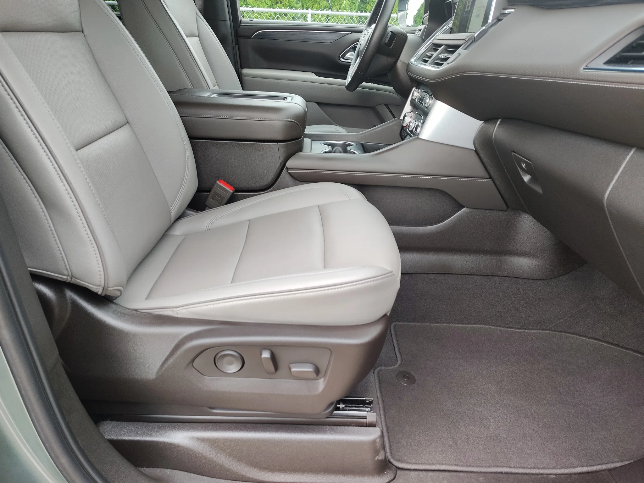 Used 2024 Frost GMC SLT image 15