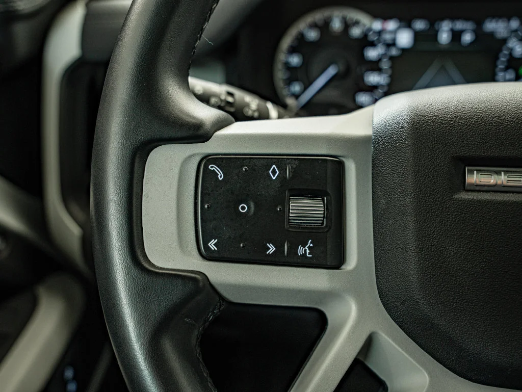 Used 2023 White Land Rover X-Dynamic SE image 19