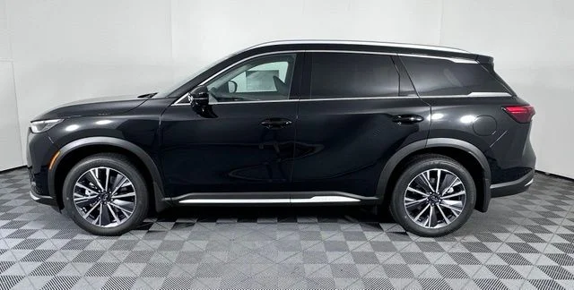 Certified Used 2026 Mineral Black INFINITI LUXE image 4