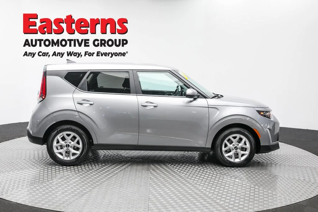 Used 2023  Kia LX image 4