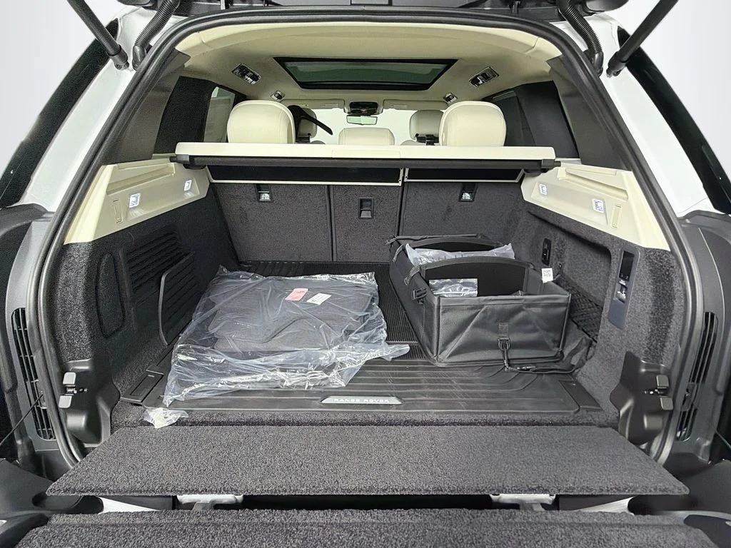 New 2026 Fuji White Land Rover SE image 28