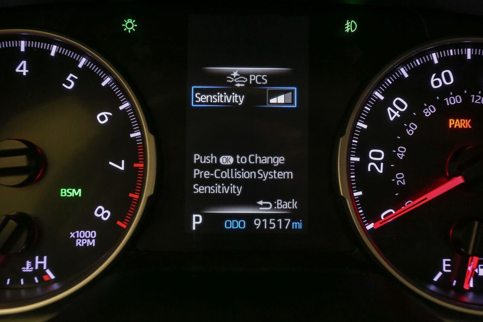 Used 2019 Super White Toyota XLE Premium image 39