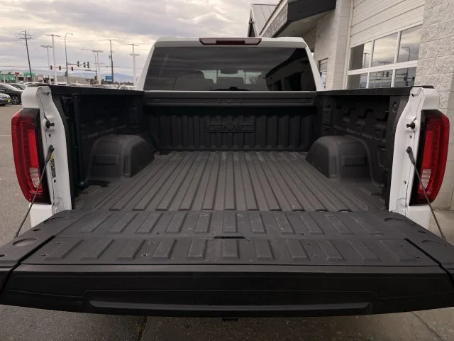 Used 2025 White GMC AT4 image 23