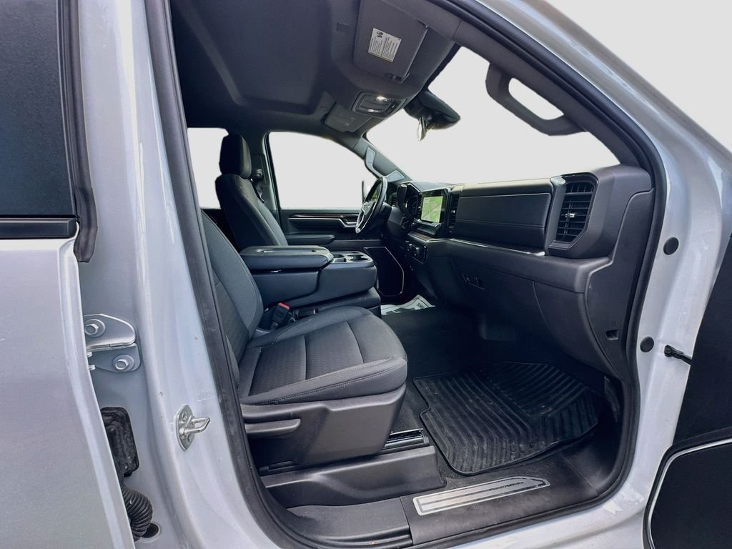 Used 2025 White Chevrolet LT image 29