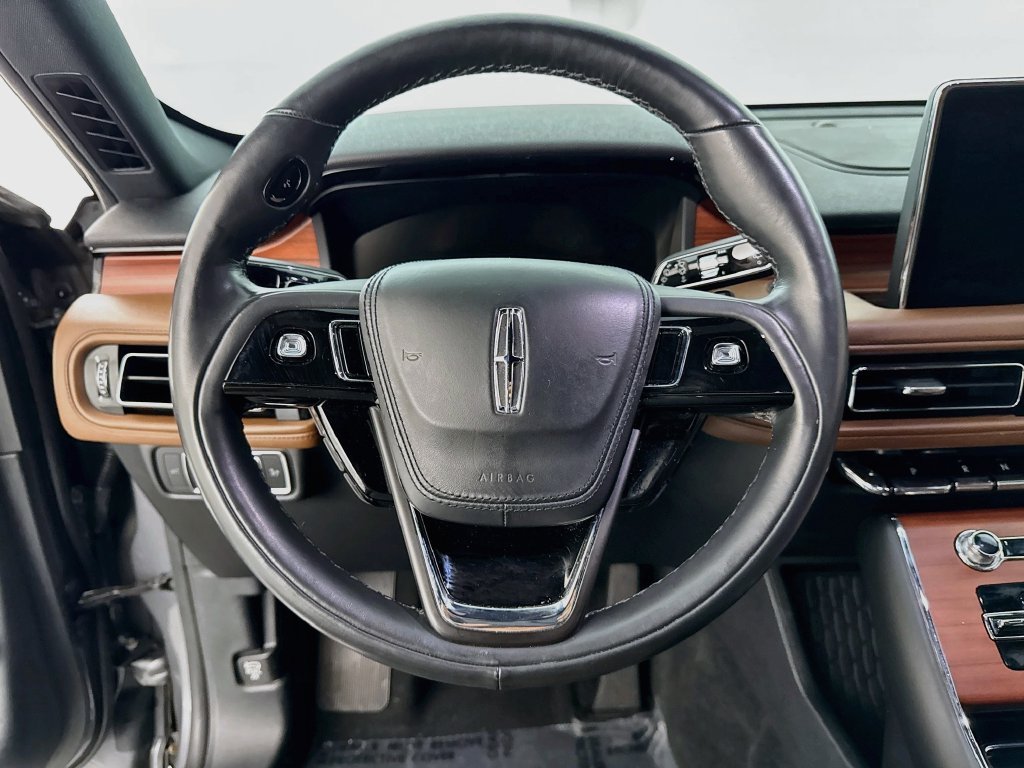 Used 2022 Gray Lincoln Reserve image 11