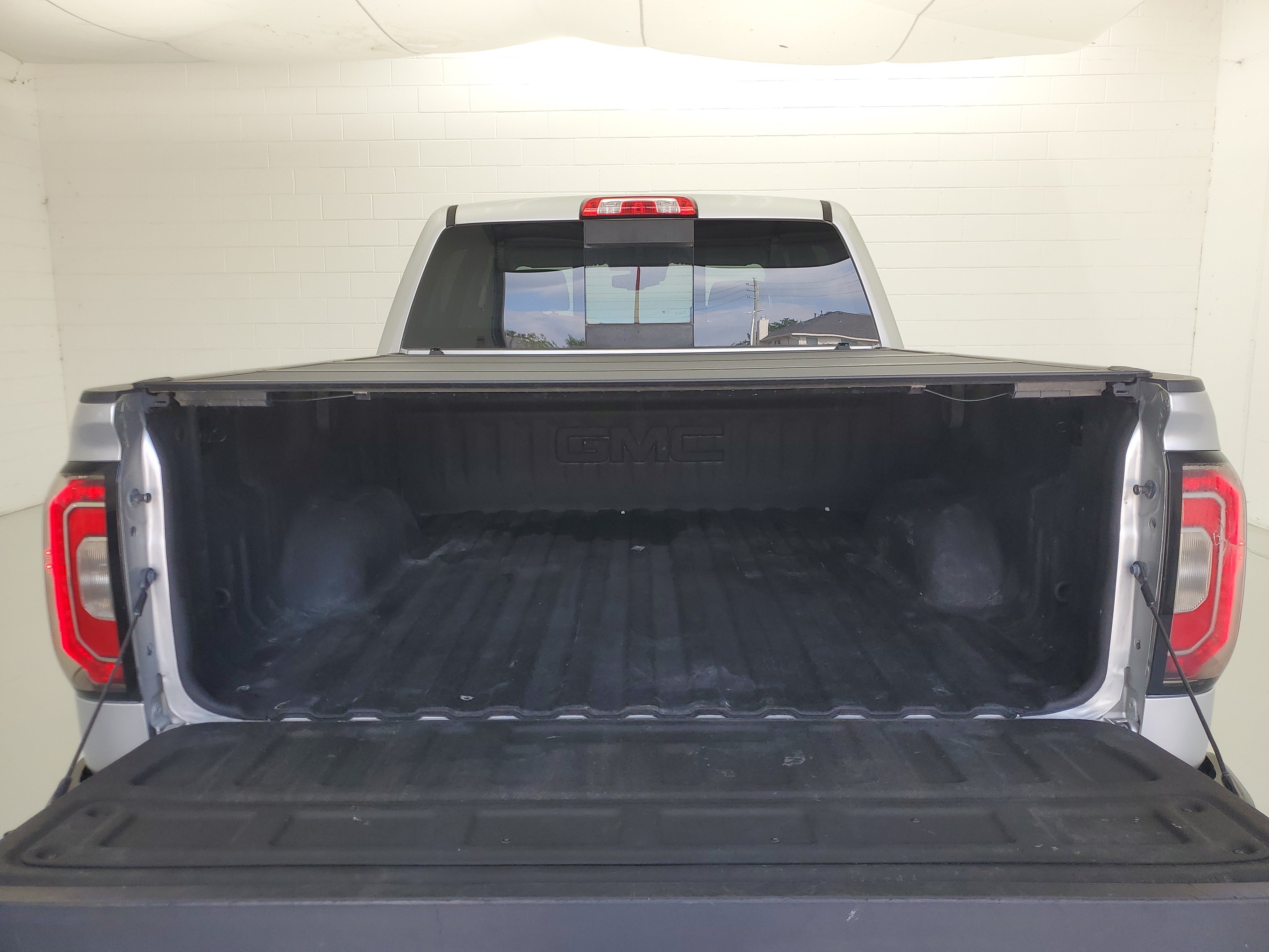 Used 2018 Quicksilver Metallic GMC SLT image 12