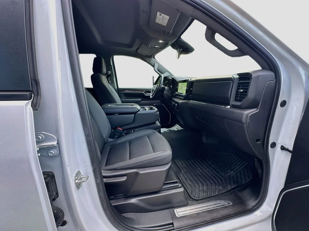 Used 2025 Summit White Chevrolet LT image 29