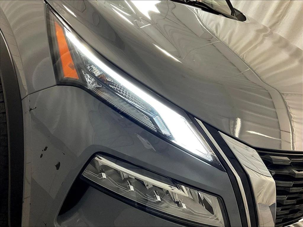 Used 2021 Gray Nissan SL image 33