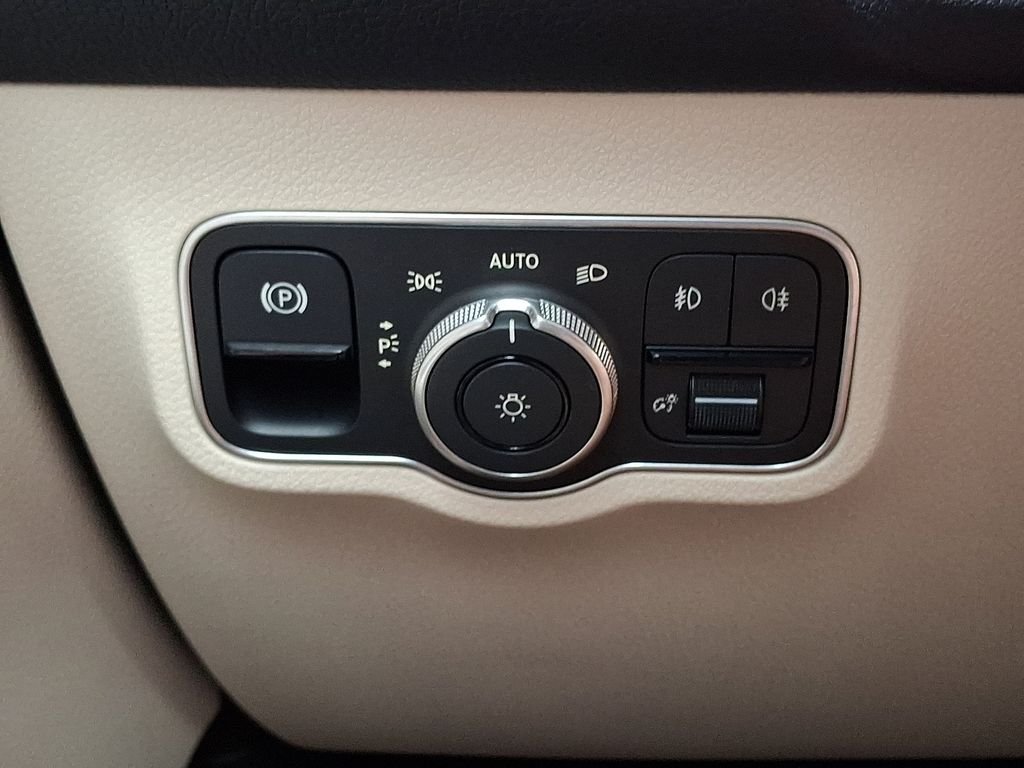 Used 2026 White Mercedes-Benz GLB 250 image 25