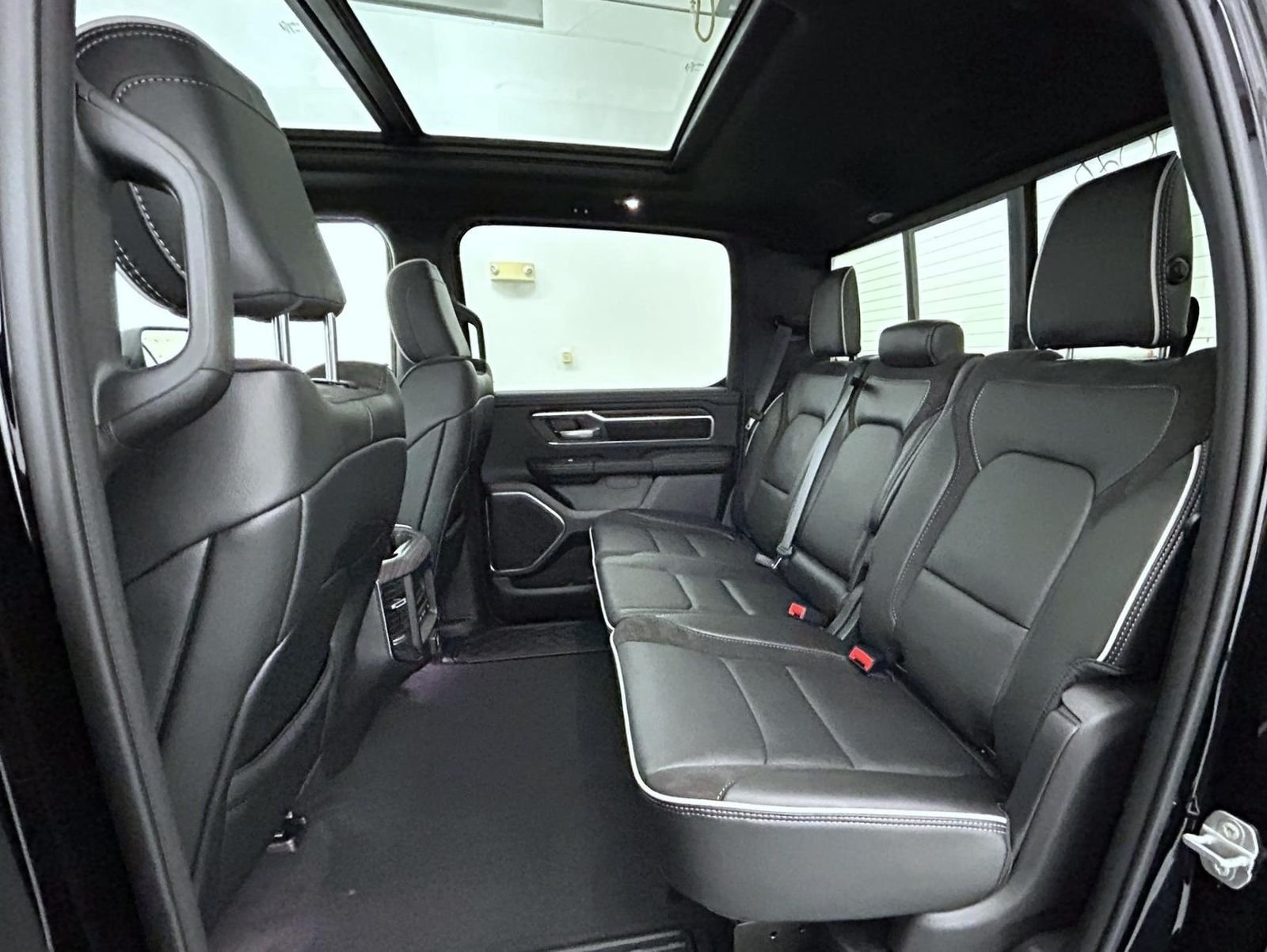 New 2027 Diamond Black Crystal Pearl-Coat Exterior Paint RAM Laramie image 19