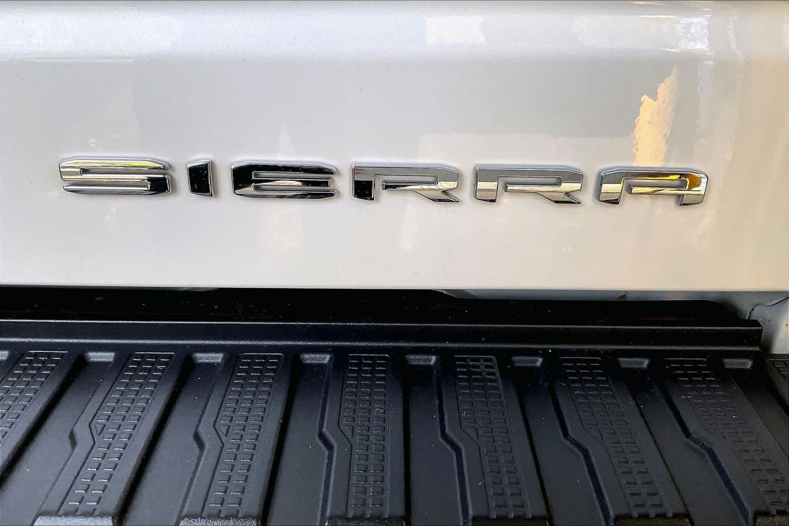Used 2024 White Frost Tricoat GMC Denali image 10