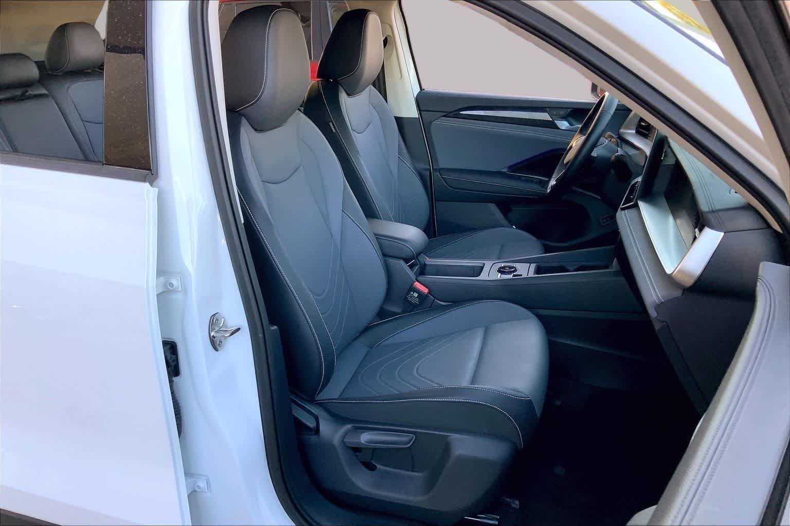 Used 2026 Pure White Volkswagen SE image 9