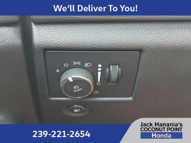 Used 2020 Silver Jeep Altitude image 27