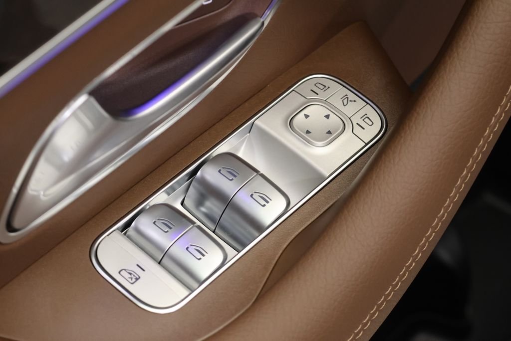 New 2026 MANUFAKTUR Moonlight White Metallic Mercedes-Benz GLS 450 image 35