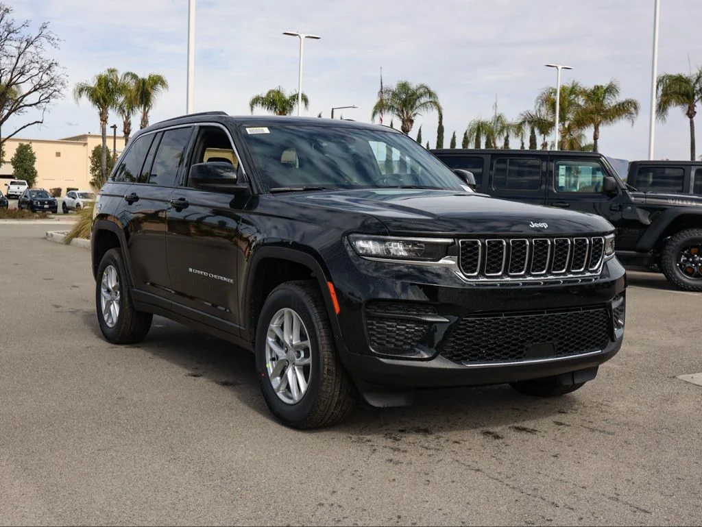 New 2026 Diamond Black Crystal Pearl-Coat Exterior Paint Jeep Laredo X image 1