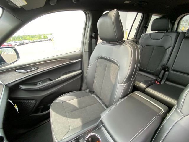 New 2026 Bright White Clear-Coat Exterior Paint Jeep Altitude image 11