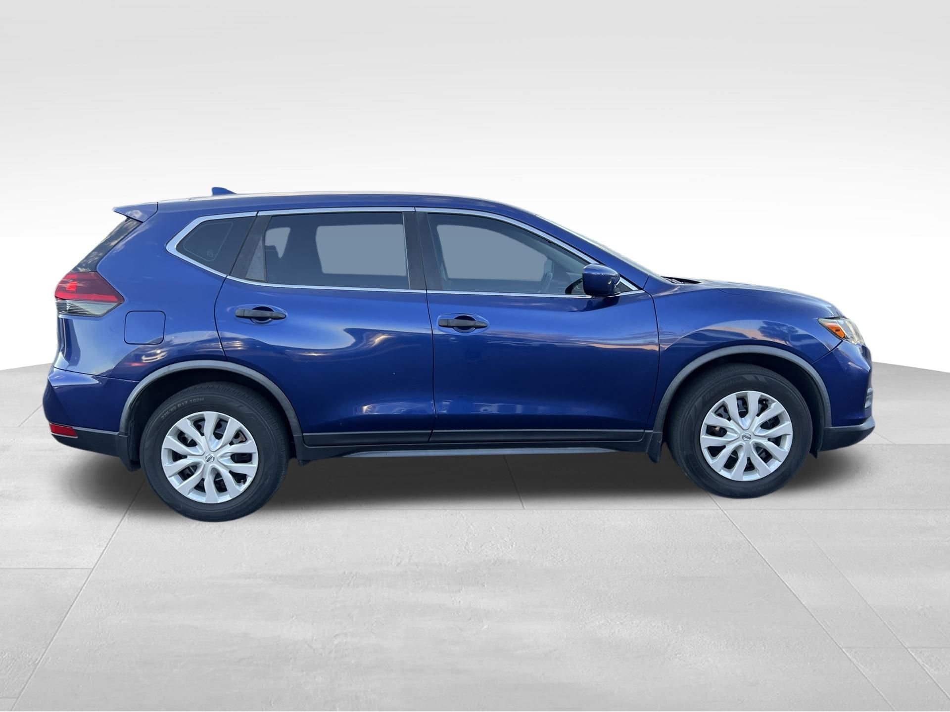 Used 2020 Blue Nissan S image 4