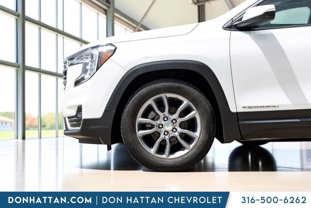 Used 2023 White GMC SLT image 30